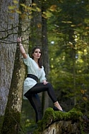 Modell girl posing in the forest