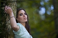 Modell girl posing in the forest