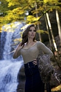 Modell girl posing in the forest