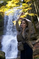 Modell girl posing in the forest