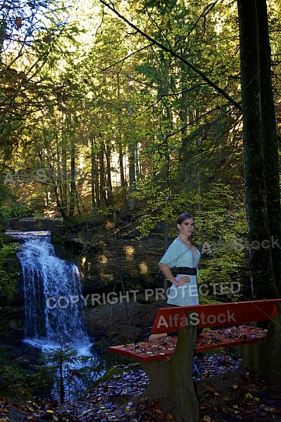 Modell girl posing in the forest