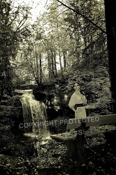 Modell girl posing in the forest