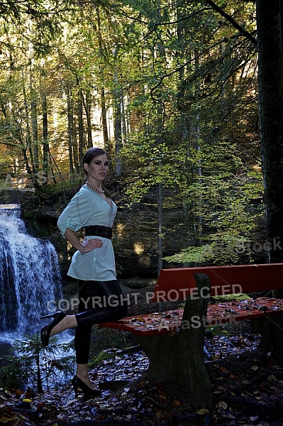 Modell girl posing in the forest