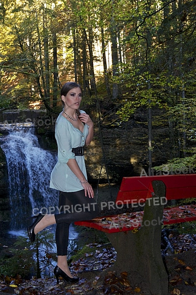 Modell girl posing in the forest