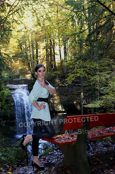 Modell girl posing in the forest