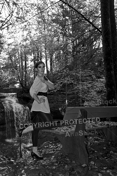 Modell girl posing in the forest