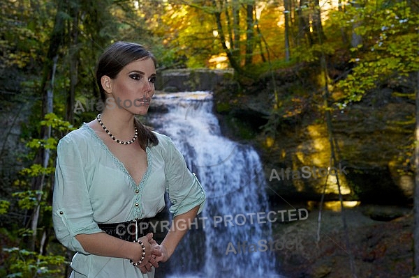 Modell girl posing in the forest