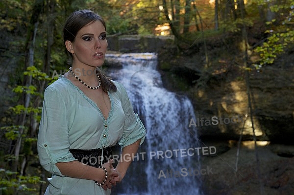 Modell girl posing in the forest