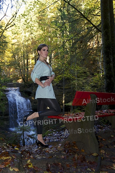 Modell girl posing in the forest