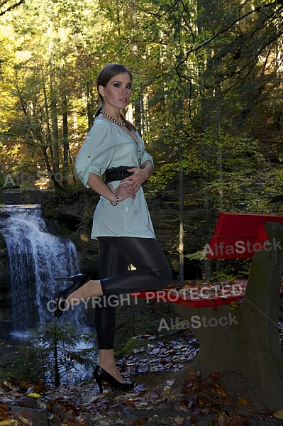 Modell girl posing in the forest