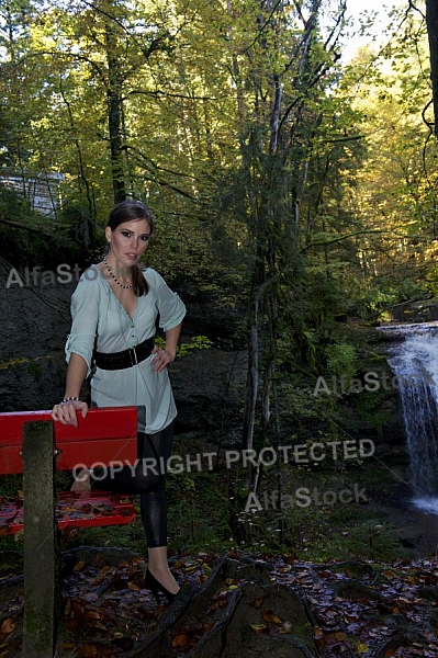 Modell girl posing in the forest