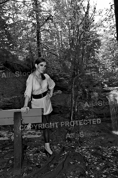 Modell girl posing in the forest