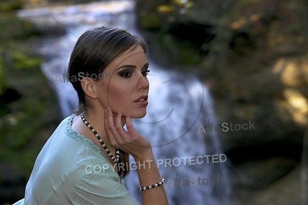 Modell girl posing in the forest