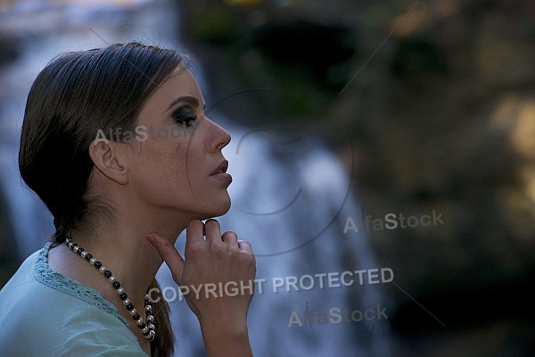 Modell girl posing in the forest