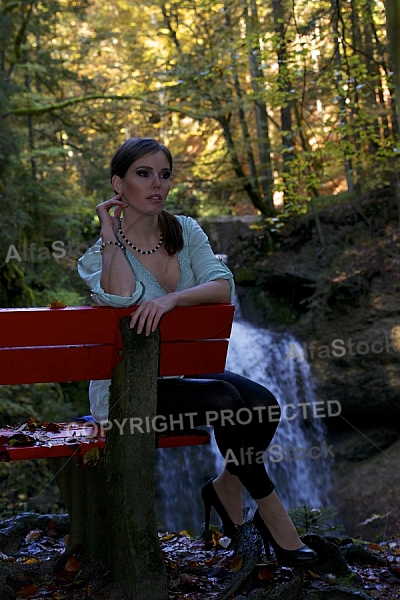 Modell girl posing in the forest