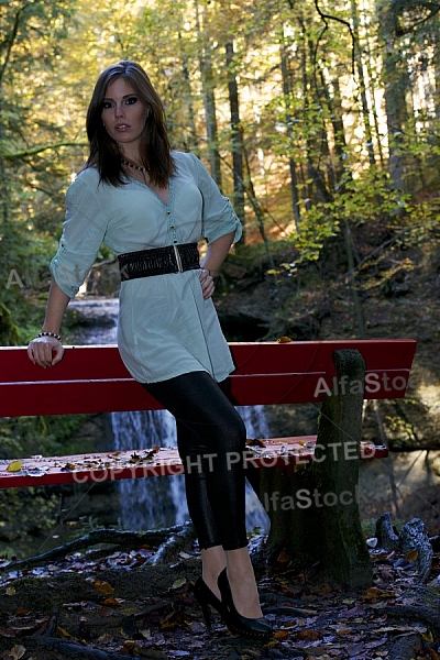 Modell girl posing in the forest