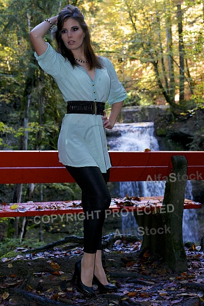 Modell girl posing in the forest