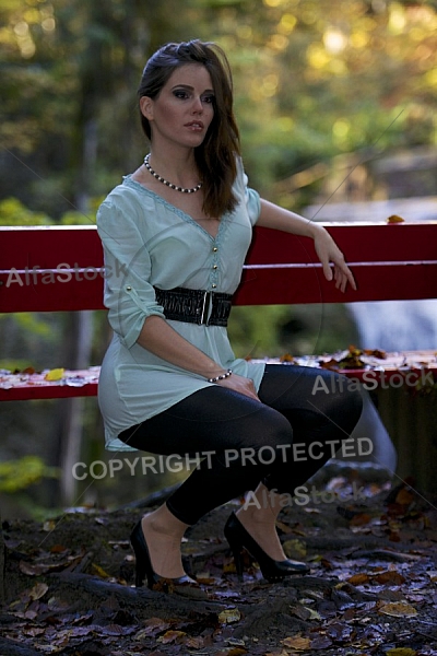 Modell girl posing in the forest