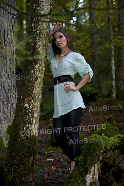 Modell girl posing in the forest