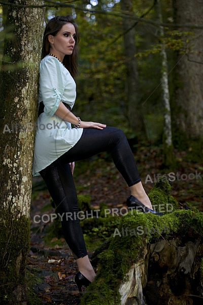 Modell girl posing in the forest