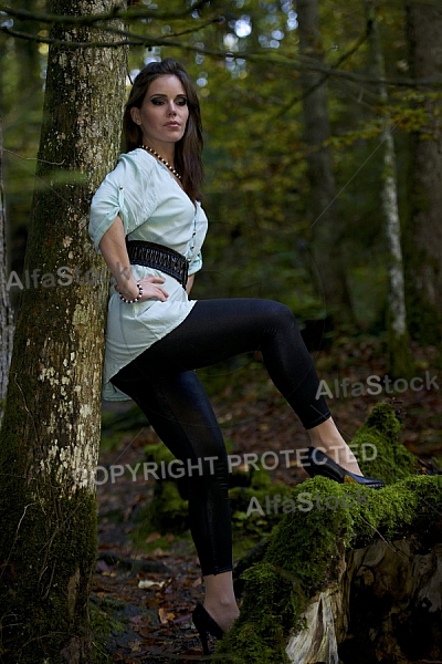 Modell girl posing in the forest