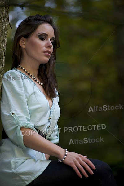 Modell girl posing in the forest