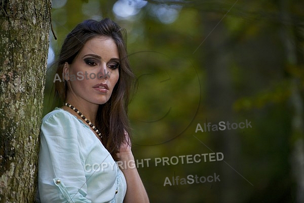 Modell girl posing in the forest