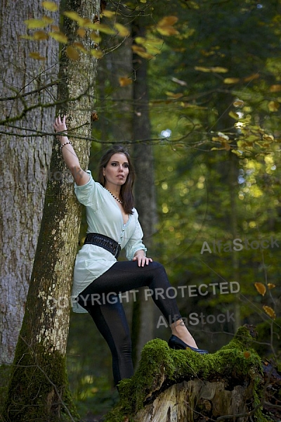 Modell girl posing in the forest