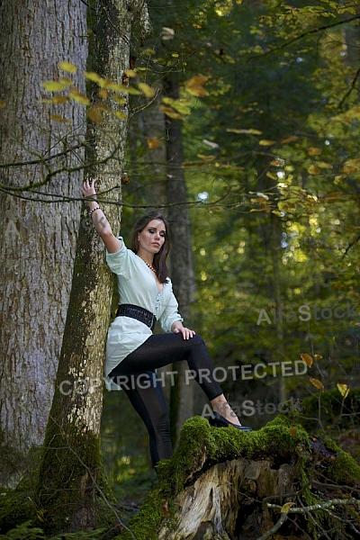 Modell girl posing in the forest