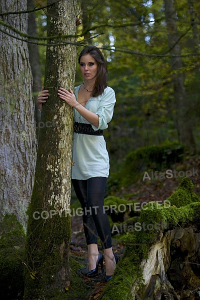 Modell girl posing in the forest