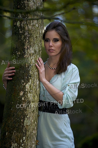 Modell girl posing in the forest