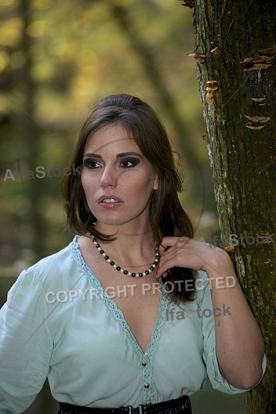 Modell girl posing in the forest