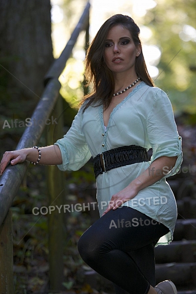 Modell girl posing in the forest