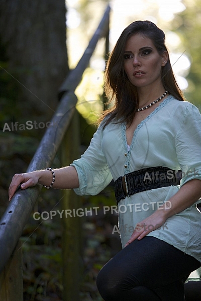 Modell girl posing in the forest