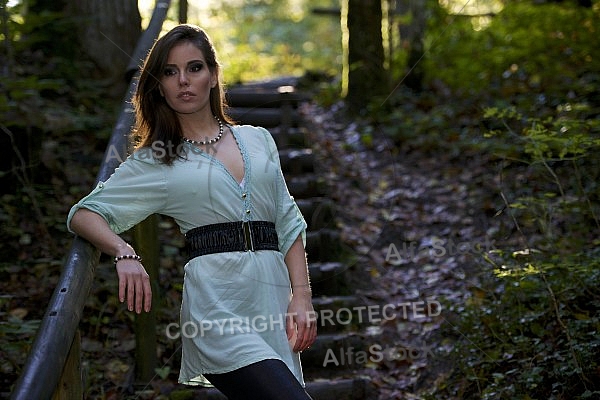 Modell girl posing in the forest