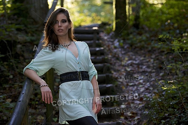 Modell girl posing in the forest