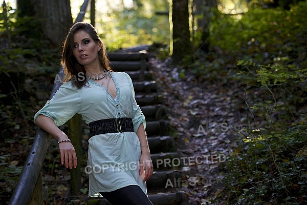 Modell girl posing in the forest