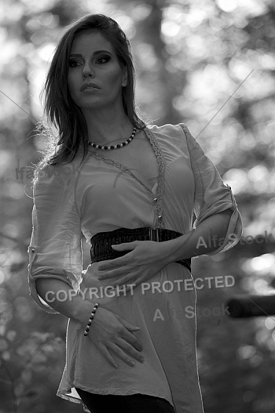 Modell girl posing in the forest