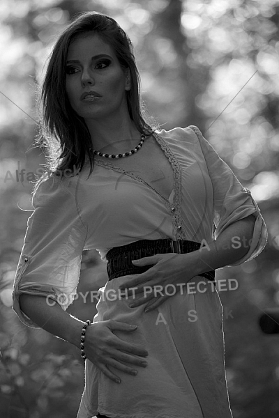 Modell girl posing in the forest