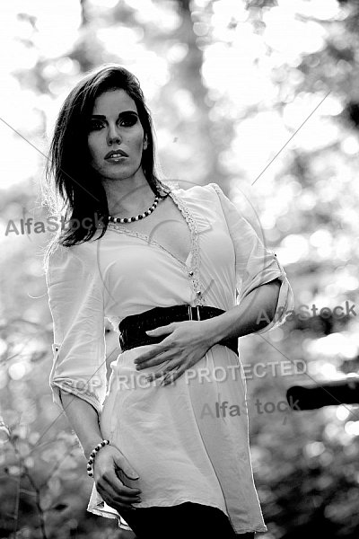 Modell girl posing in the forest