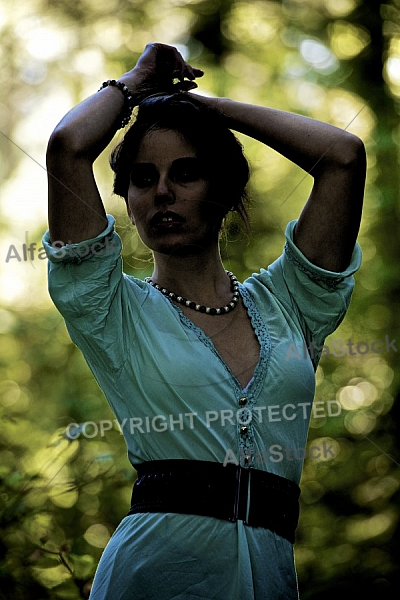 Modell girl posing in the forest