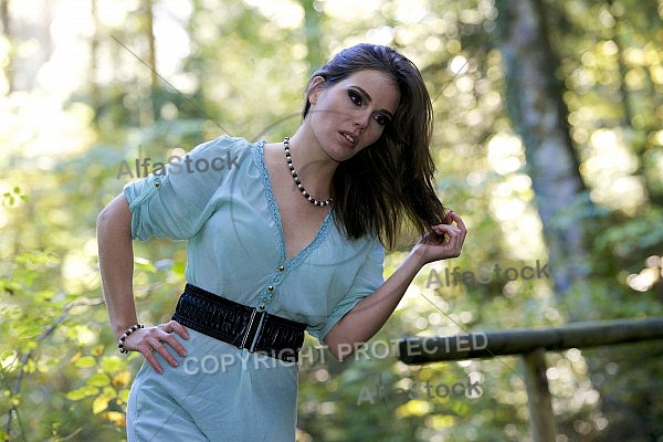 Modell girl posing in the forest