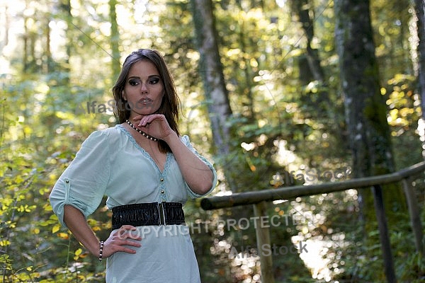 Modell girl posing in the forest