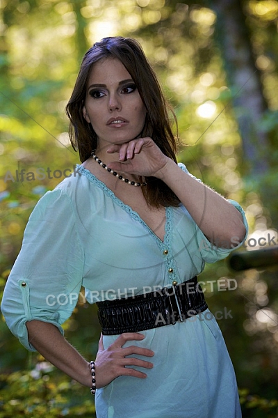 Modell girl posing in the forest