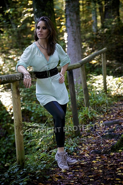 Modell girl posing in the forest