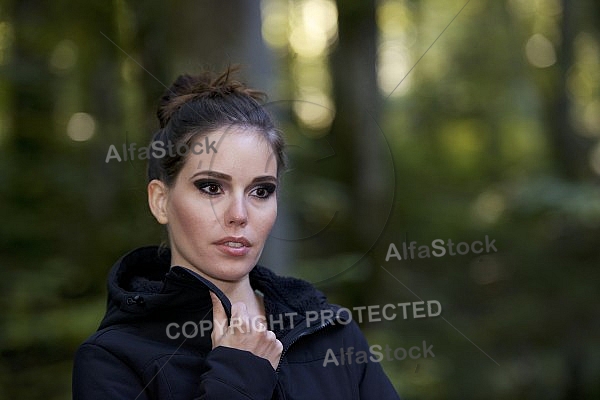 Modell girl posing in the forest