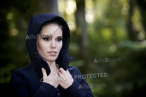 Modell girl posing in the forest