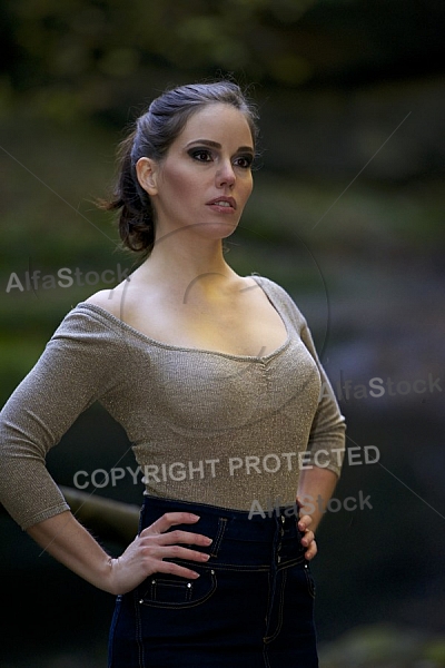 Modell girl posing in the forest