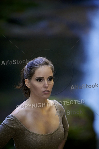 Modell girl posing in the forest