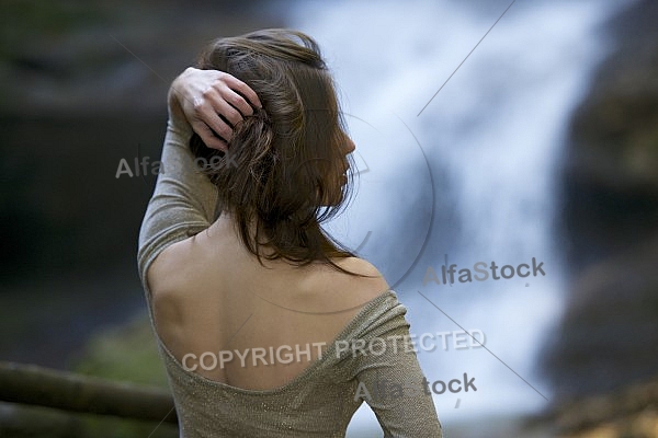 Modell girl posing in the forest